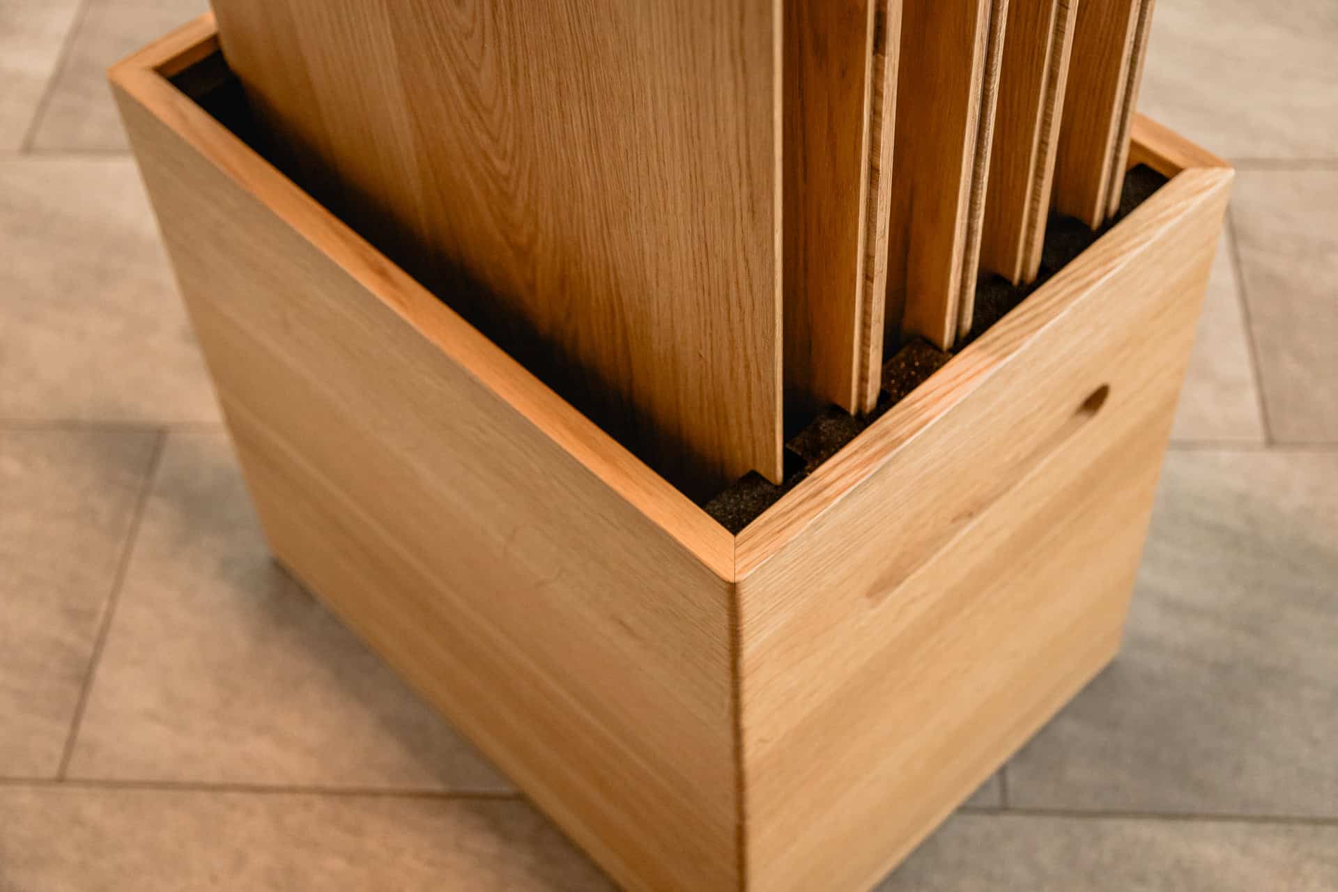 Coffre ouvert avec les plateaux de la table Maceio rangés à l’intérieur