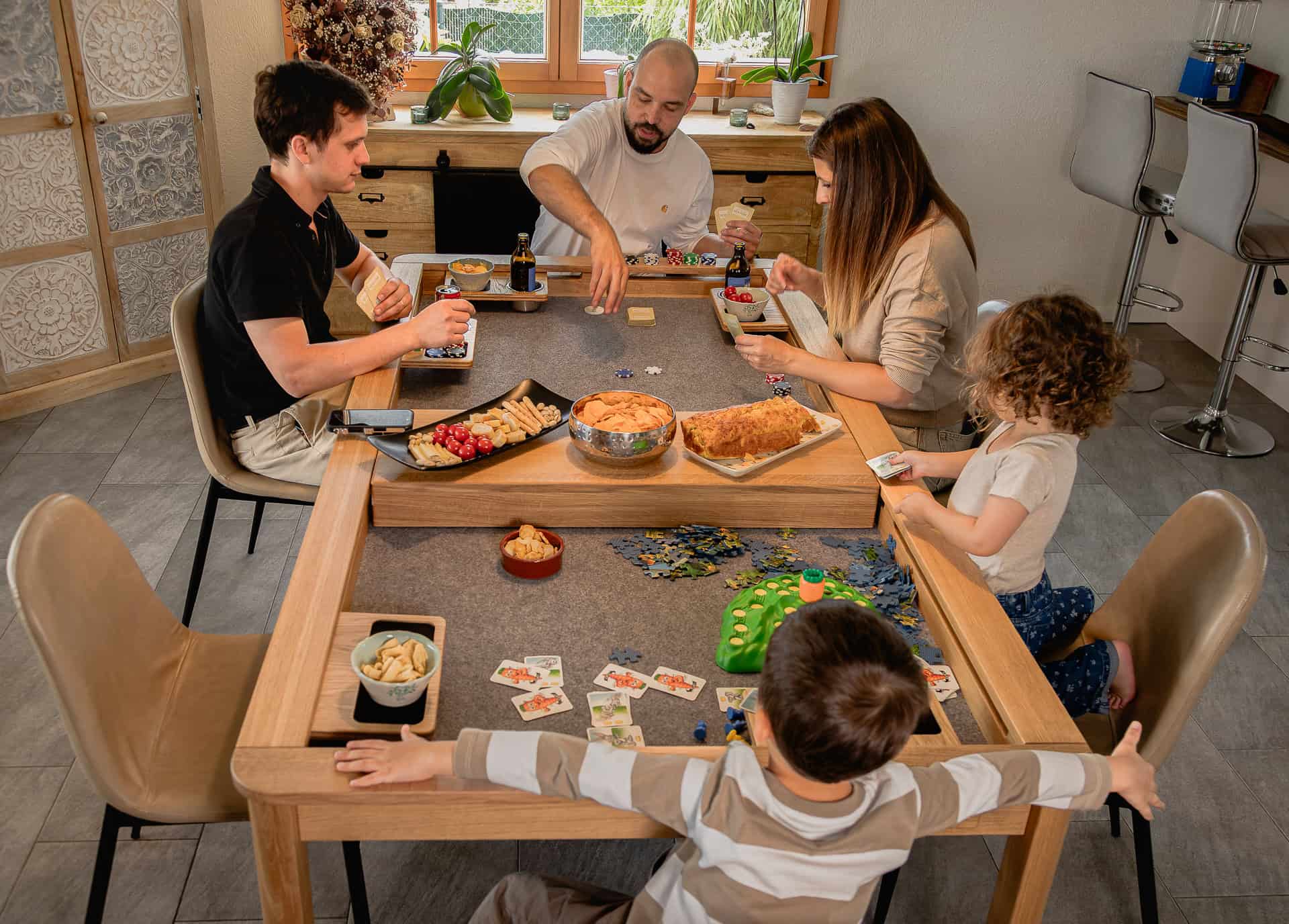 Un repas en famille autour de la table Maceio
